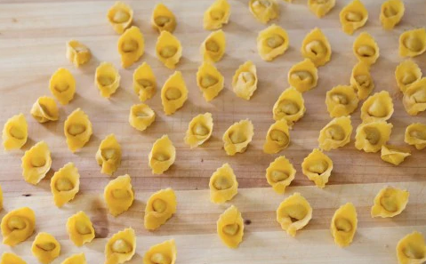 ricetta cappelletti in brodo romagnoli impasto